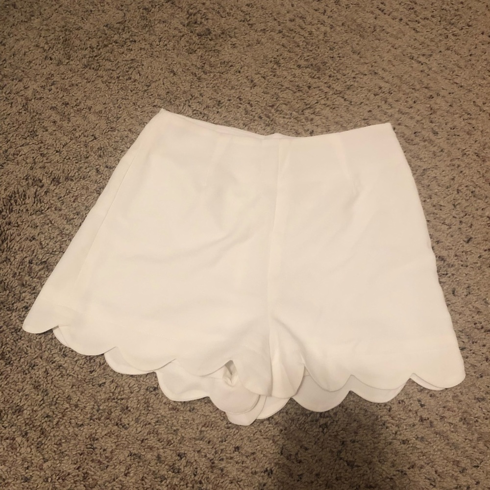🏷White scalloped shorts